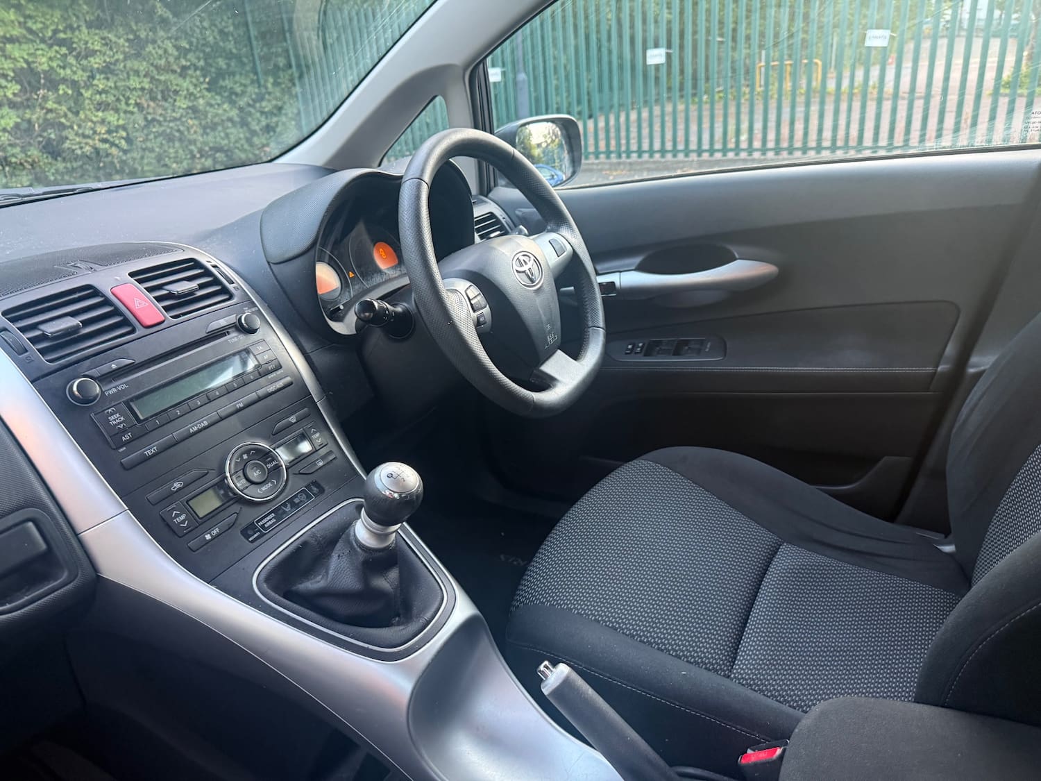 Toyota Auris 1.33 Dual VVT-i TR Hatchback 5dr Petrol Manual Euro 4 (s/s) (101 ps) — photo 16 of 33