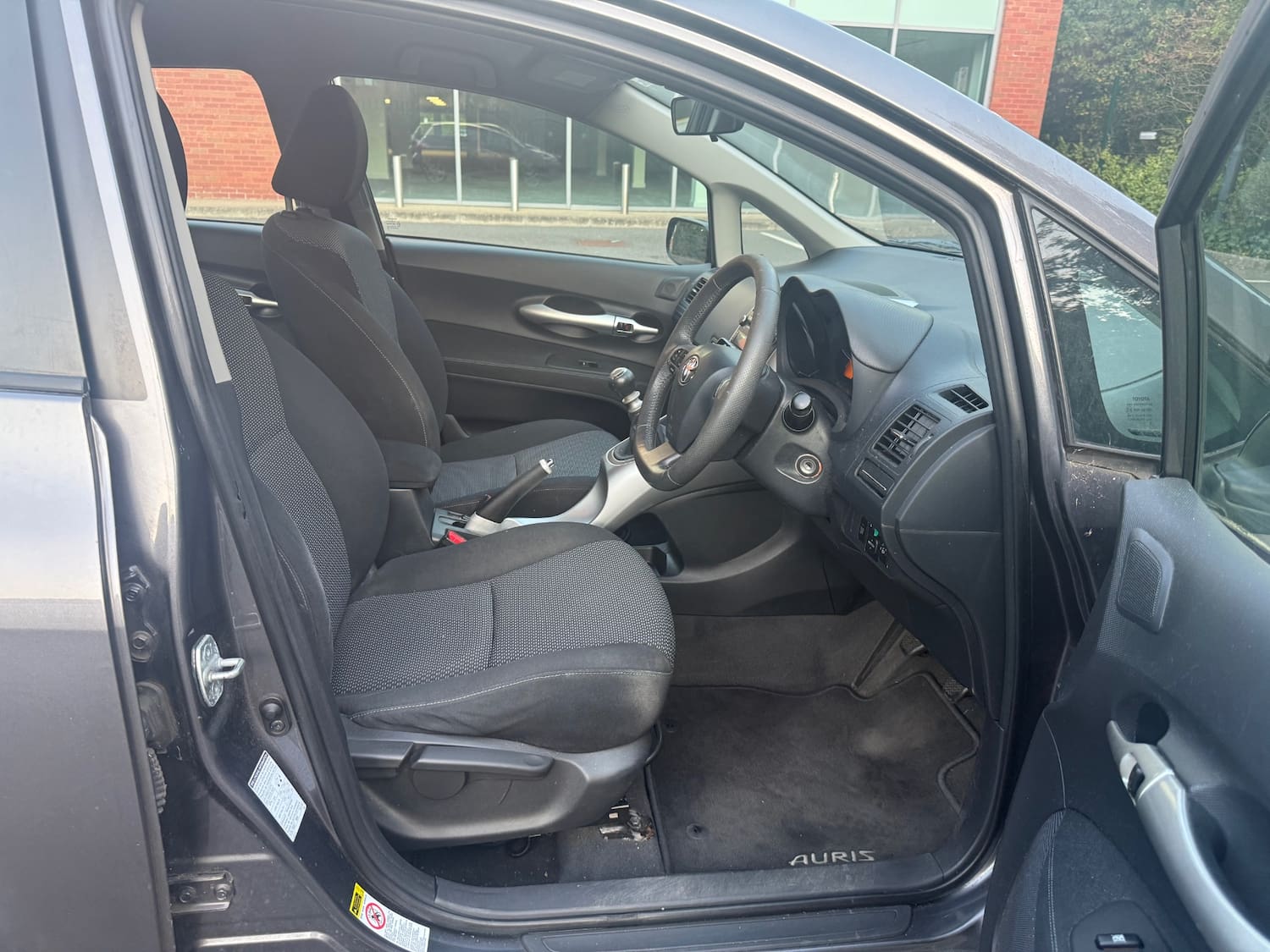 Toyota Auris 1.33 Dual VVT-i TR Hatchback 5dr Petrol Manual Euro 4 (s/s) (101 ps) — photo 17 of 33