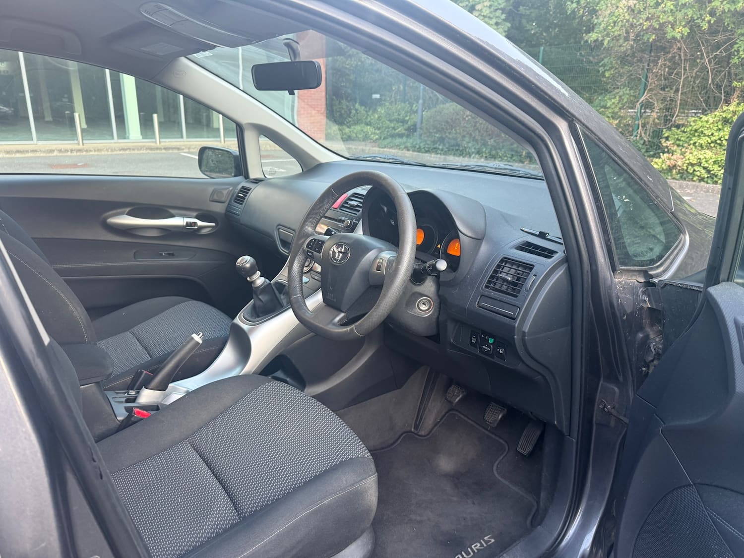 Toyota Auris 1.33 Dual VVT-i TR Hatchback 5dr Petrol Manual Euro 4 (s/s) (101 ps) — photo 18 of 33