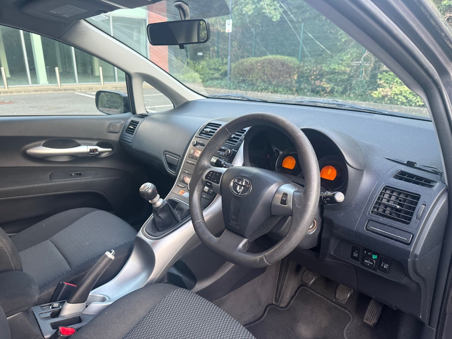 Toyota Auris 1.33 Dual VVT-i TR Hatchback 5dr Petrol Manual Euro 4 (s/s) (101 ps) — photo 19 of 33
