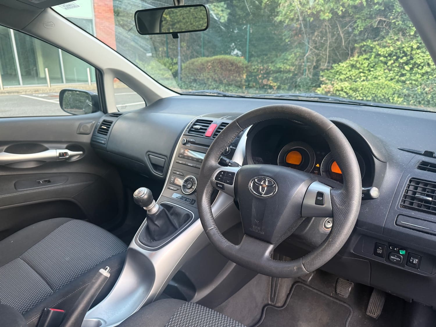 Toyota Auris 1.33 Dual VVT-i TR Hatchback 5dr Petrol Manual Euro 4 (s/s) (101 ps) — photo 20 of 33