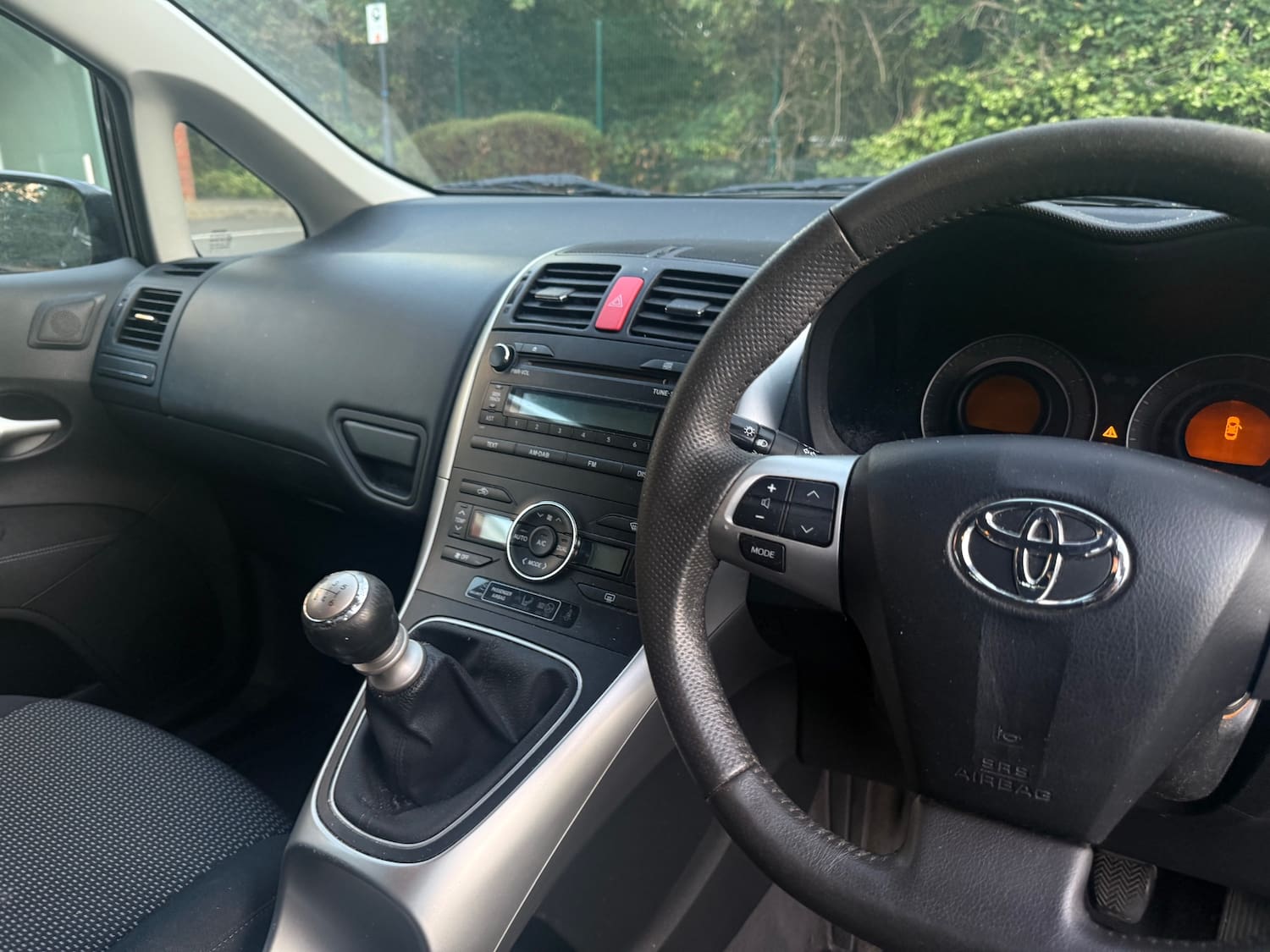 Toyota Auris 1.33 Dual VVT-i TR Hatchback 5dr Petrol Manual Euro 4 (s/s) (101 ps) — photo 22 of 33