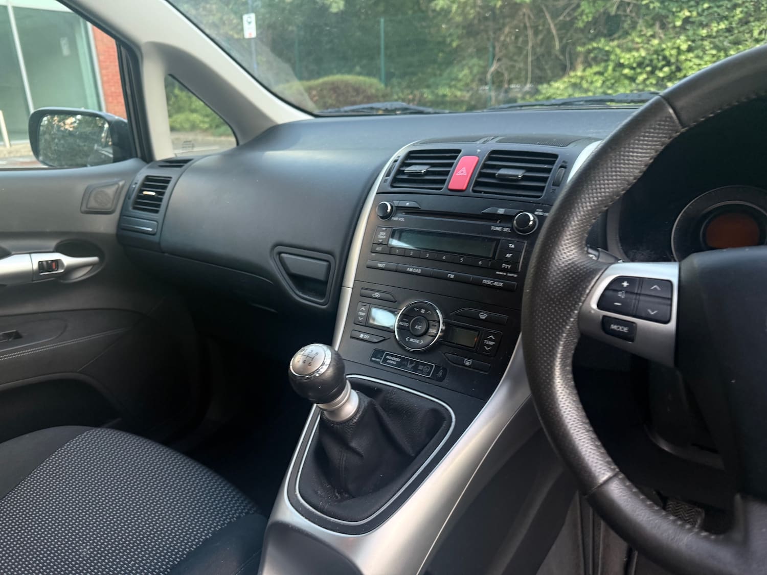Toyota Auris 1.33 Dual VVT-i TR Hatchback 5dr Petrol Manual Euro 4 (s/s) (101 ps) — photo 23 of 33