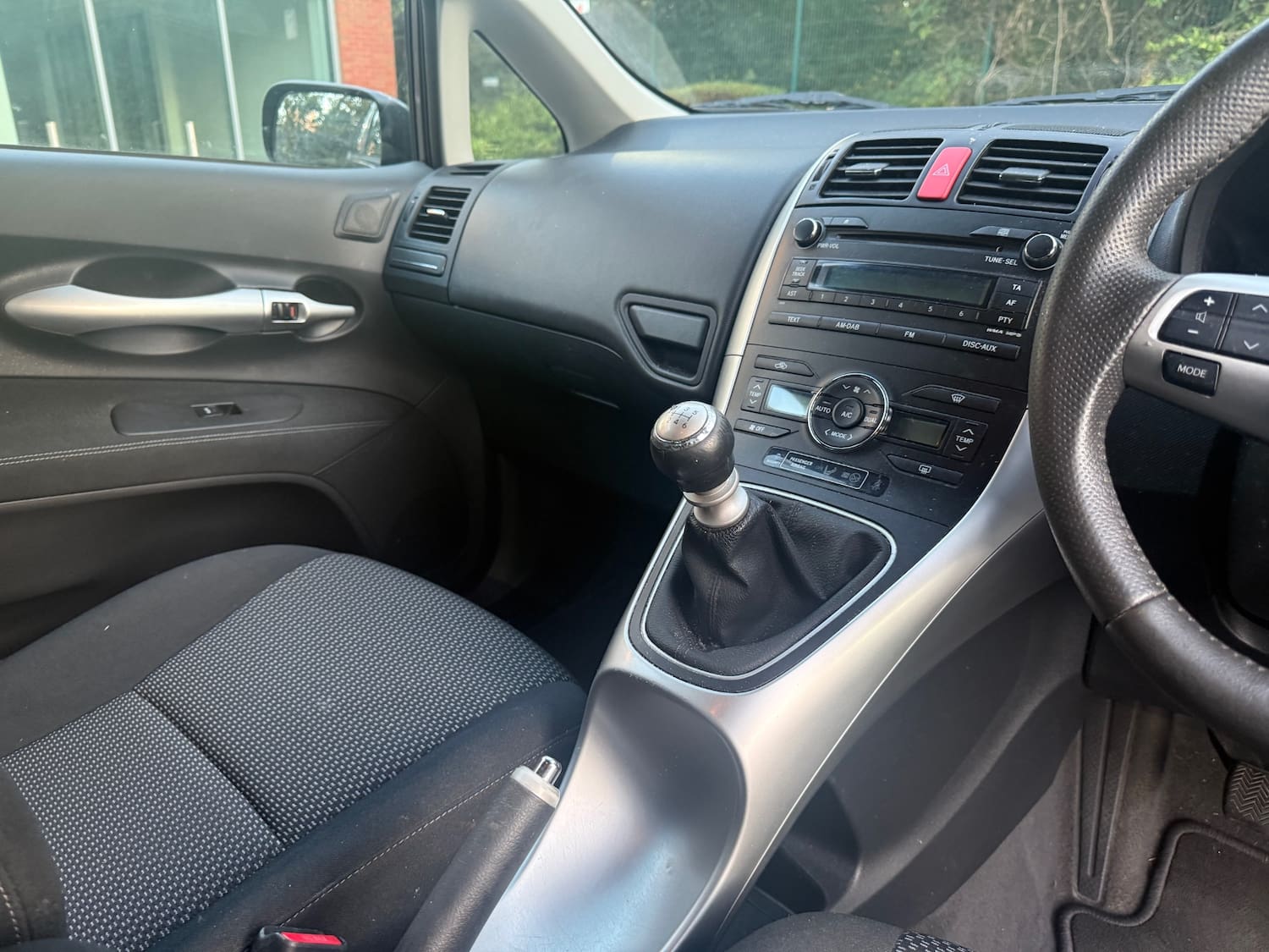 Toyota Auris 1.33 Dual VVT-i TR Hatchback 5dr Petrol Manual Euro 4 (s/s) (101 ps) — photo 24 of 33