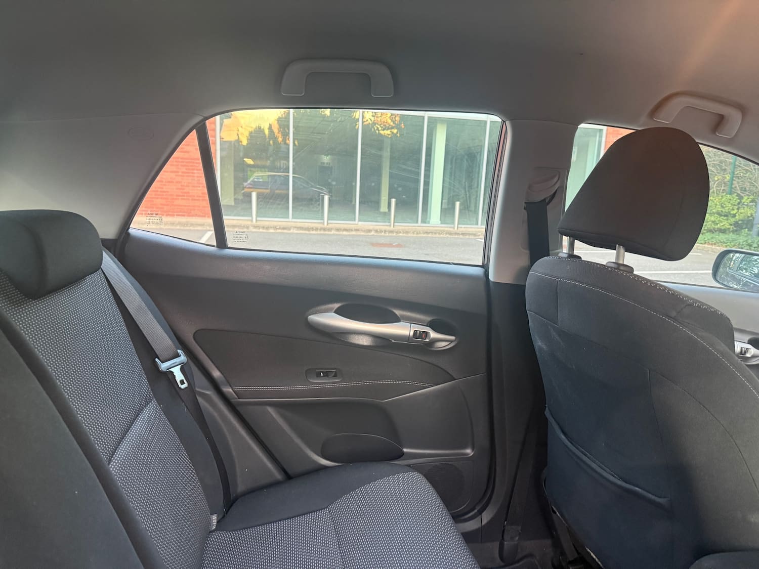 Toyota Auris 1.33 Dual VVT-i TR Hatchback 5dr Petrol Manual Euro 4 (s/s) (101 ps) — photo 27 of 33