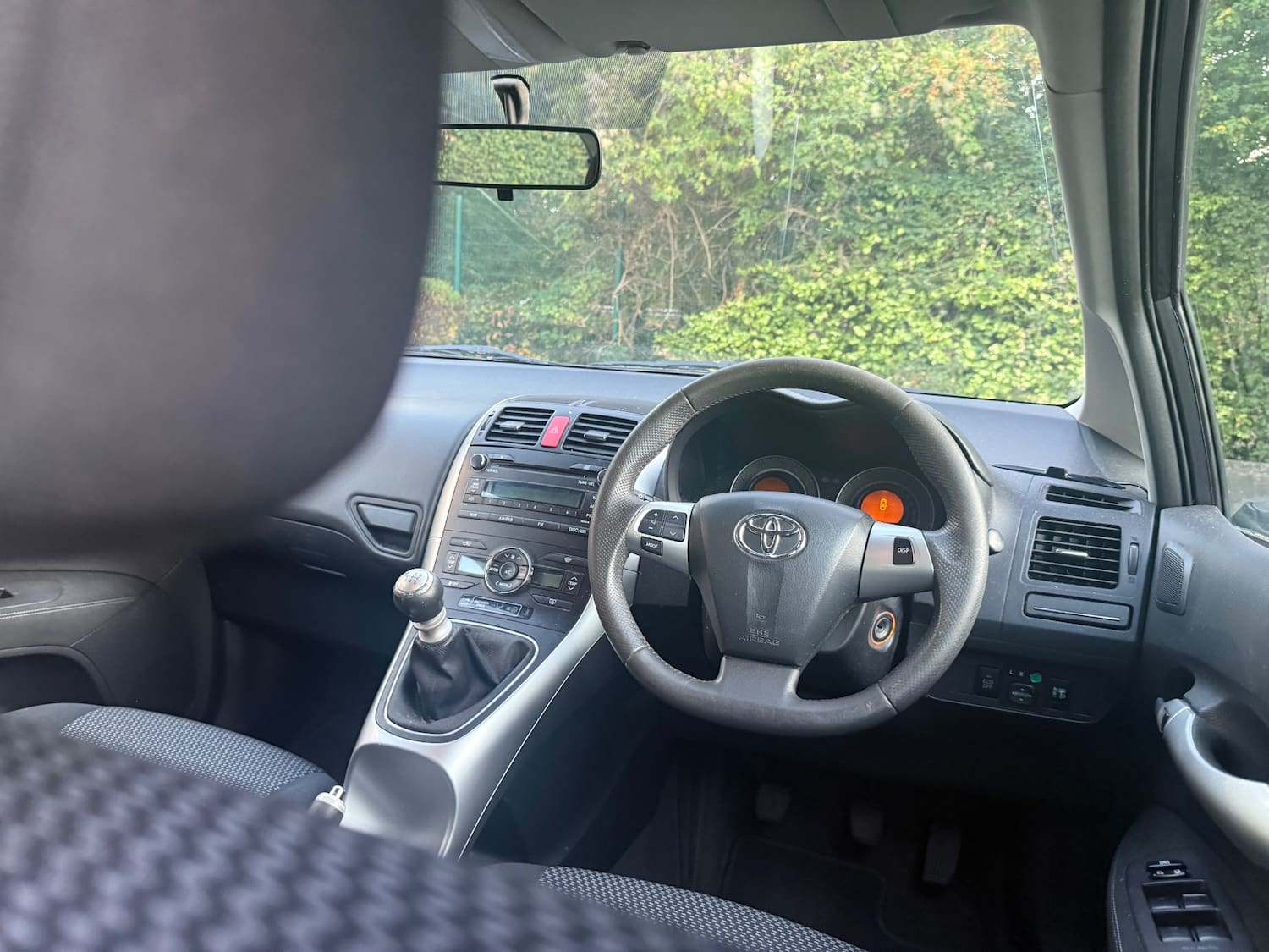Toyota Auris 1.33 Dual VVT-i TR Hatchback 5dr Petrol Manual Euro 4 (s/s) (101 ps) — photo 29 of 33