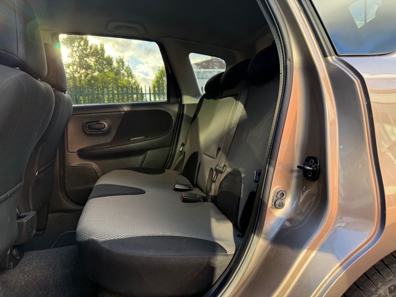 Nissan Note 1.4 16V n-tec Hatchback 5dr Petrol Manual Euro 5 (88 ps) — photo 37 of 40