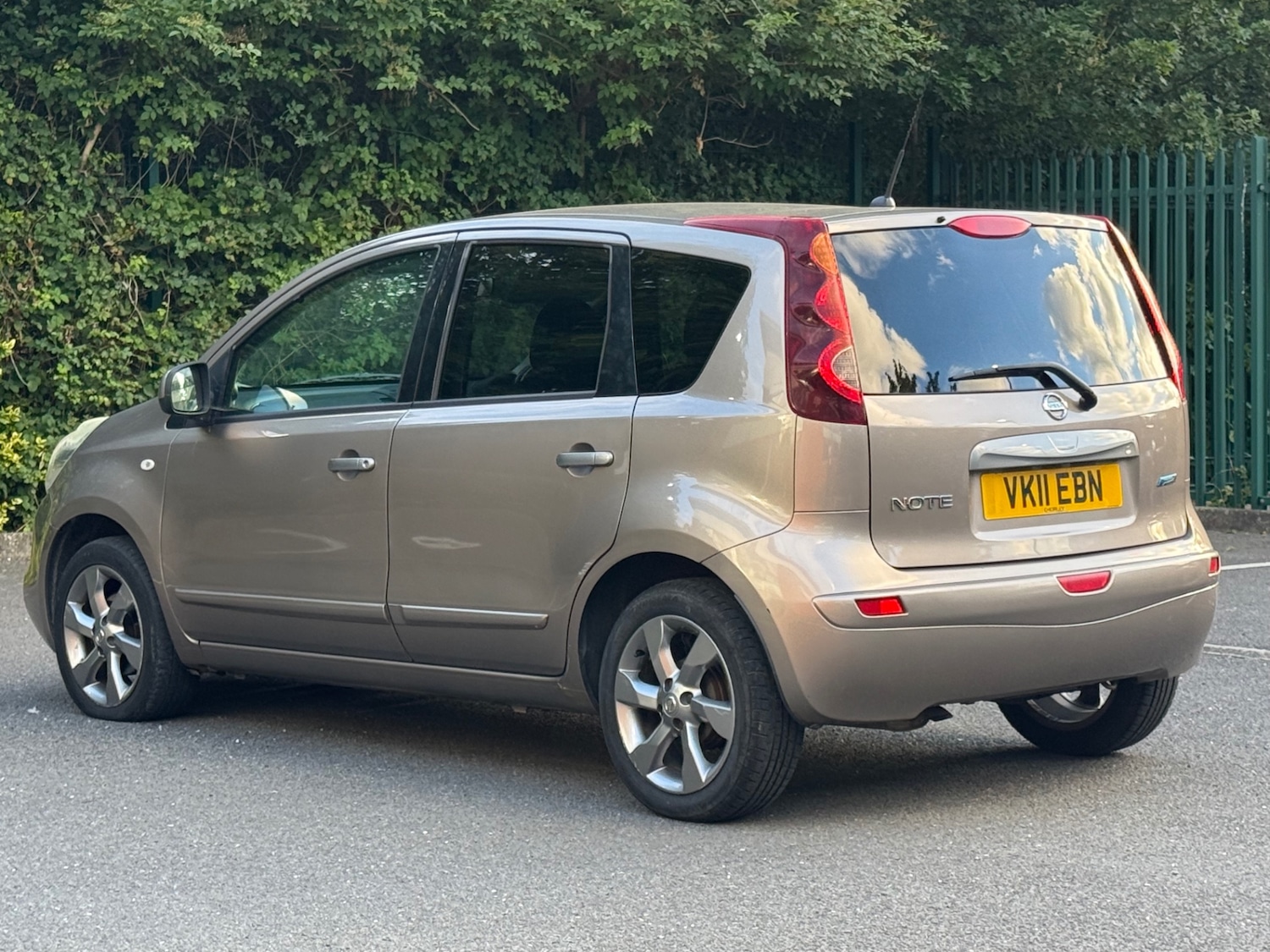 Nissan Note 1.4 16V n-tec Hatchback 5dr Petrol Manual Euro 5 (88 ps) — photo 9 of 40