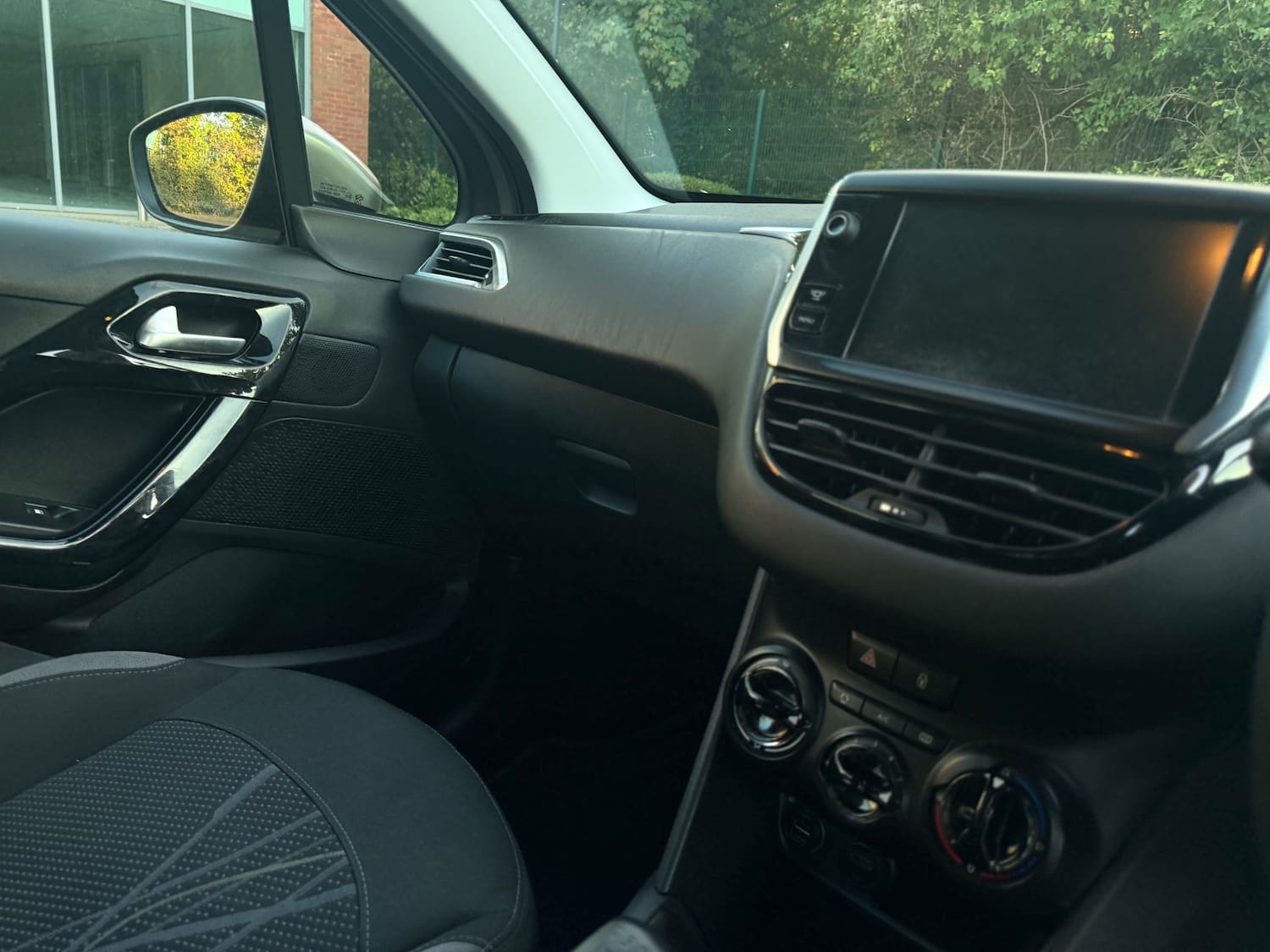 Peugeot 208 1.2 VTi Active Hatchback 5dr Petrol Manual Euro 5 (82 ps) — photo 32 of 39