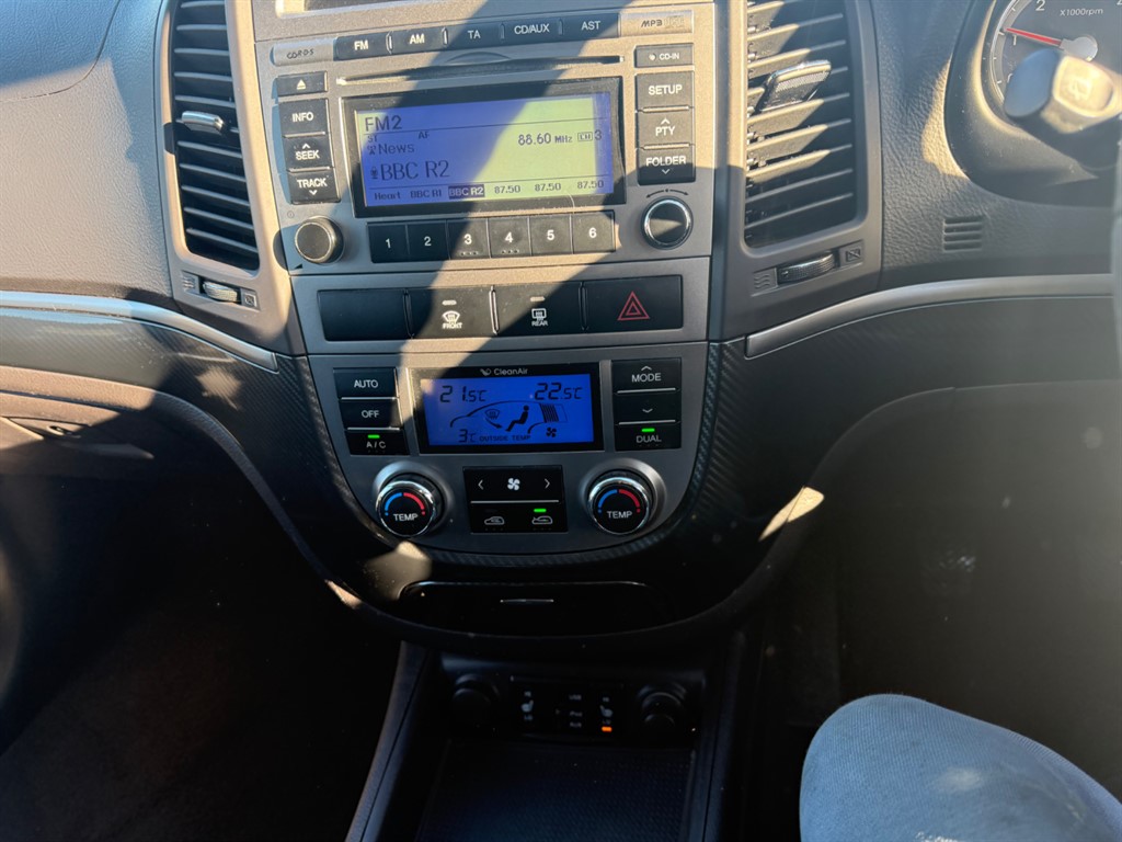 Used Hyundai Santa Fe 2010 for sale - 72953520: Photo 9