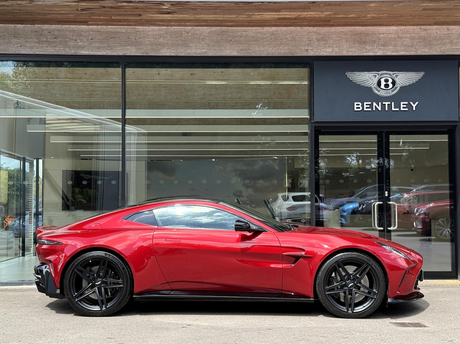 Used Aston Martin Vantage 2025 for sale - 76152230: Photo 2