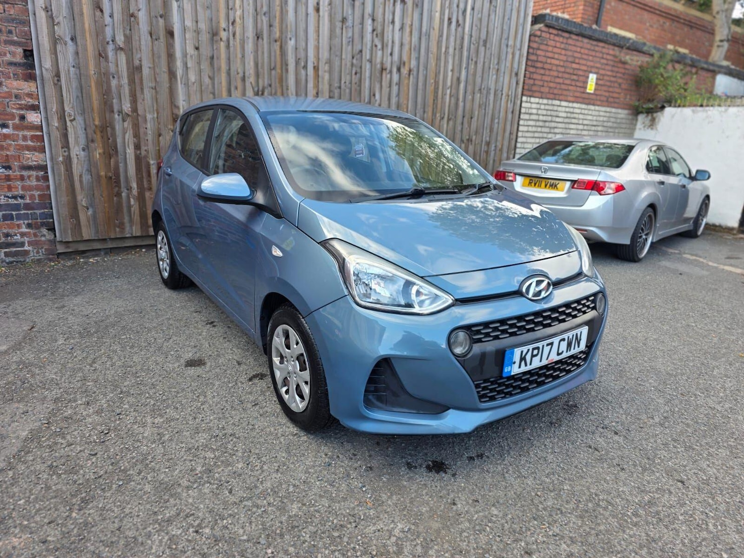 Used Hyundai i10 2017 for sale - 76380585: Photo 2