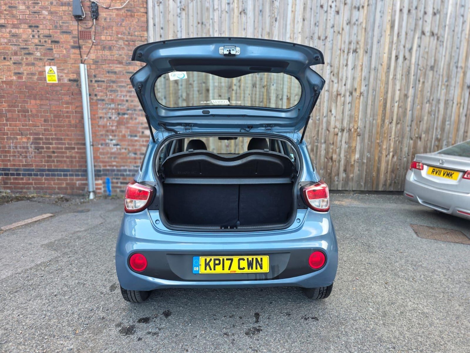 Used Hyundai i10 2017 for sale - 76380585: Photo 9