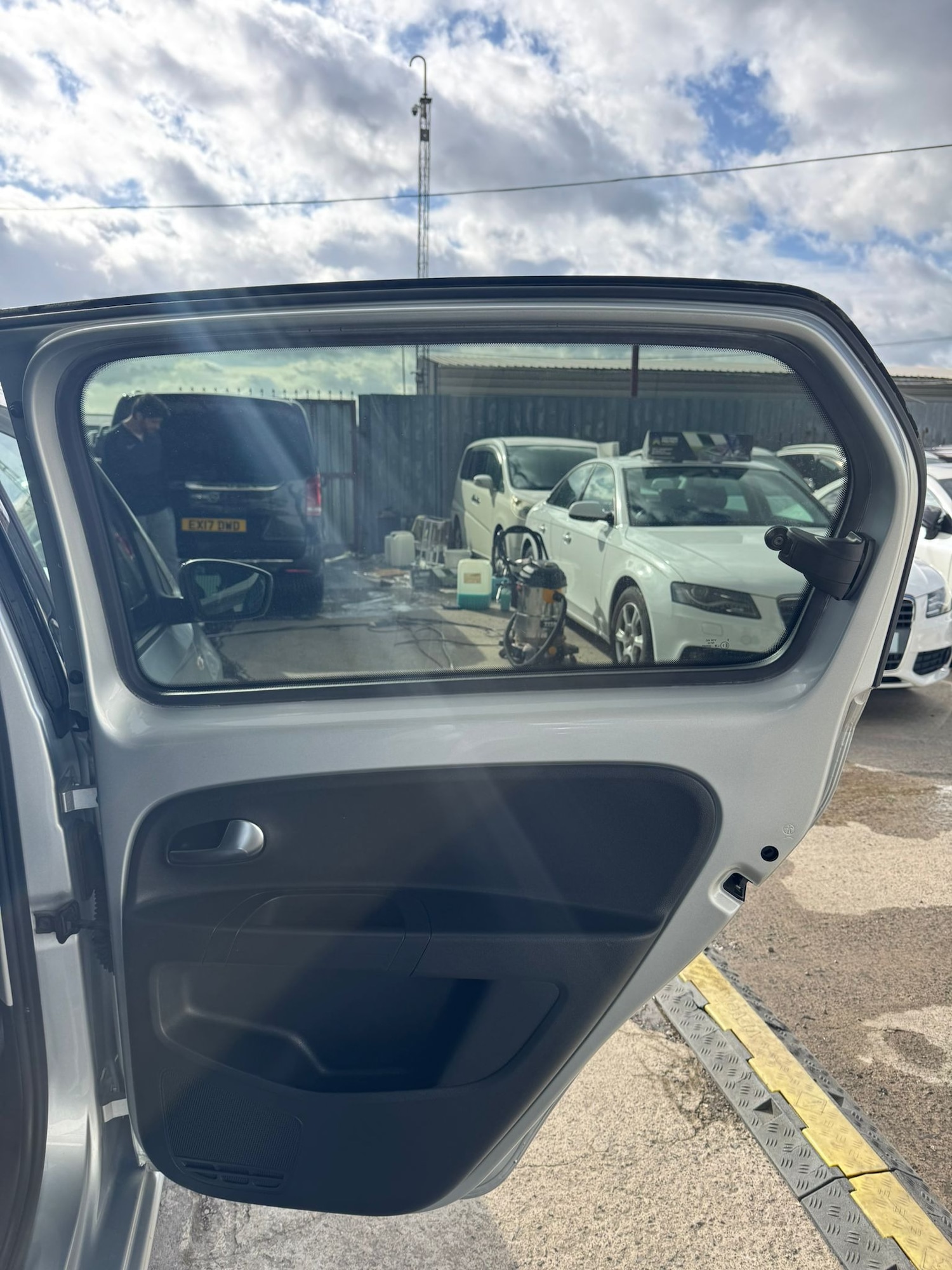 Used Volkswagen up! 2014 for sale - 78067068: Photo 24