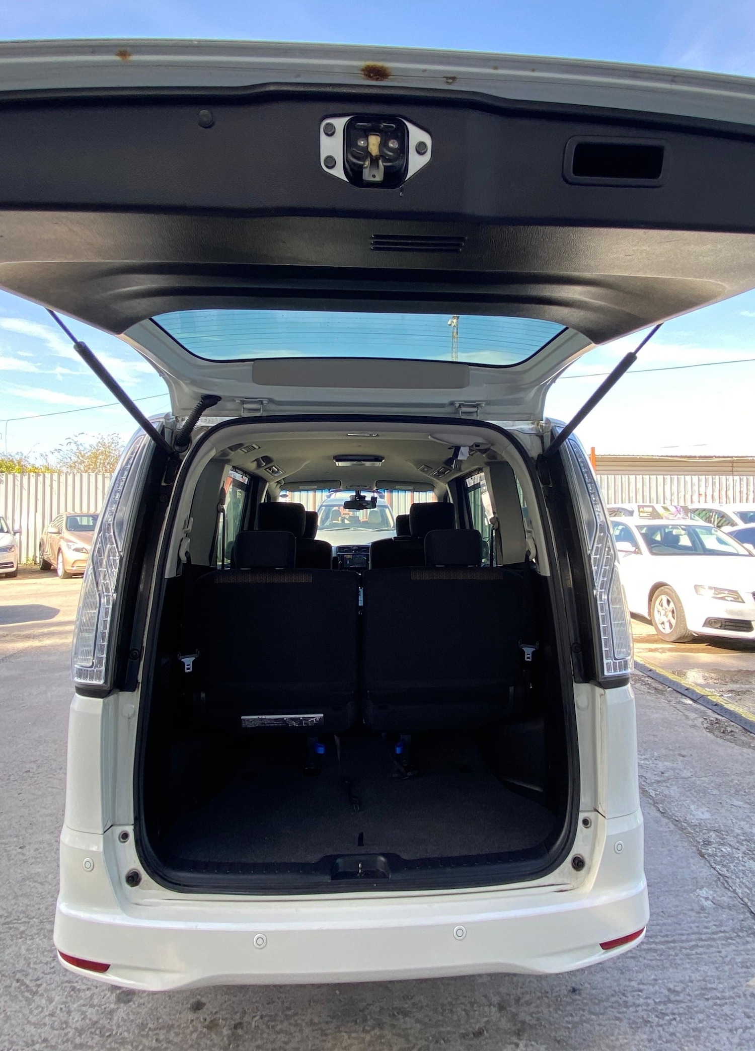 Used Nissan Serena 2015 for sale - 78145607: Photo 10