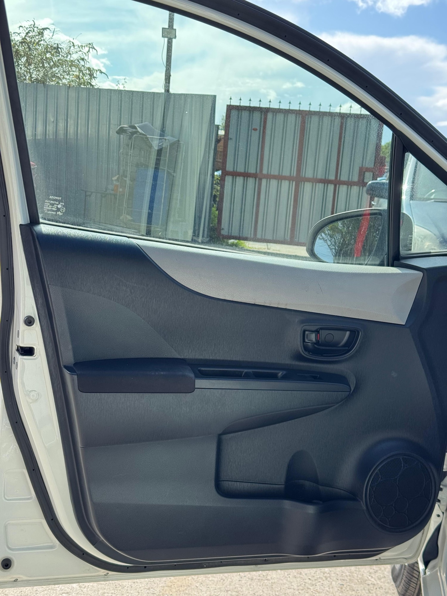 Used Toyota Vitz 2011 for sale - 76170933: Photo 28