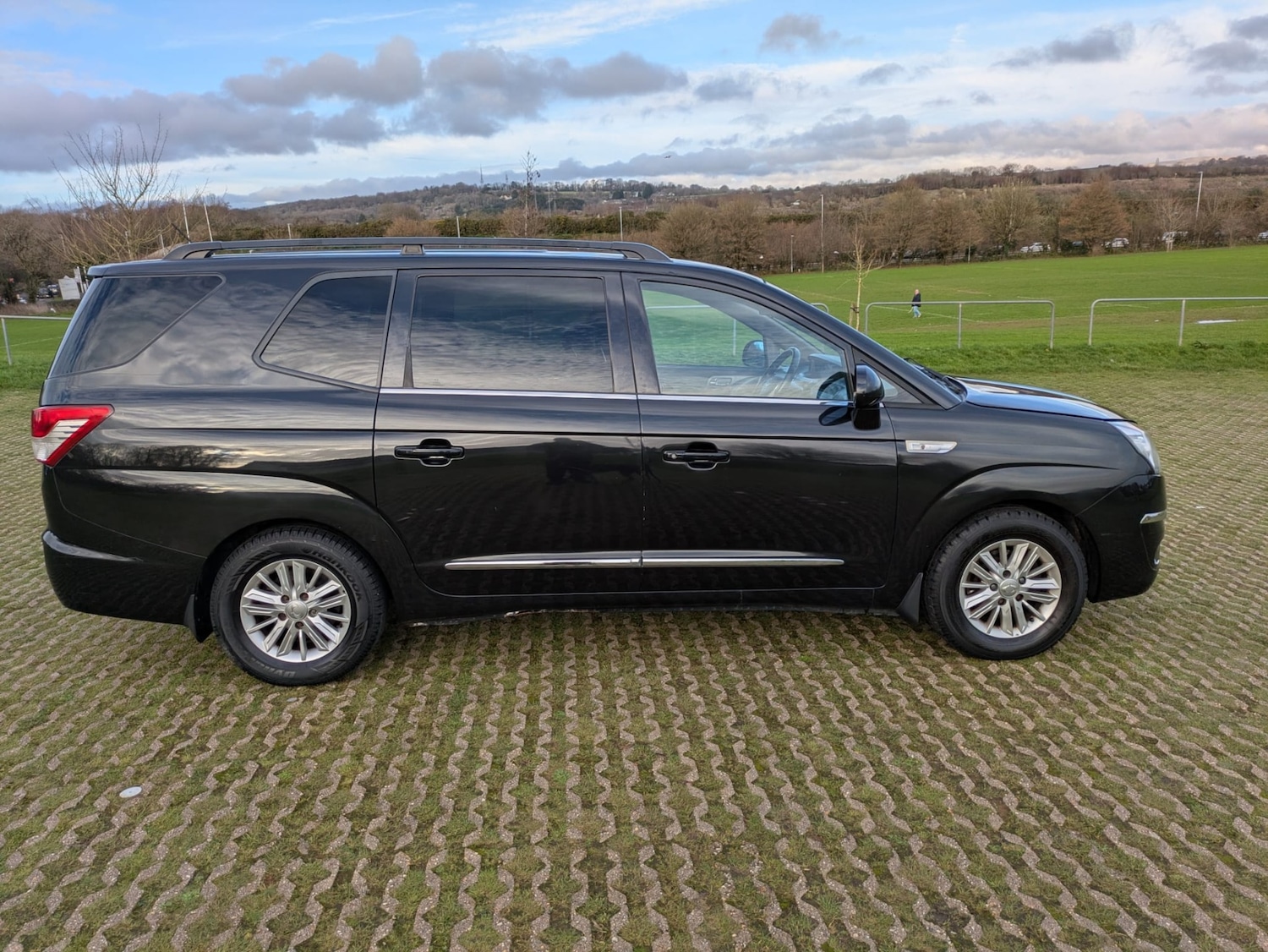 Used Ssangyong Turismo 2017 for sale - 76491705: Photo 2
