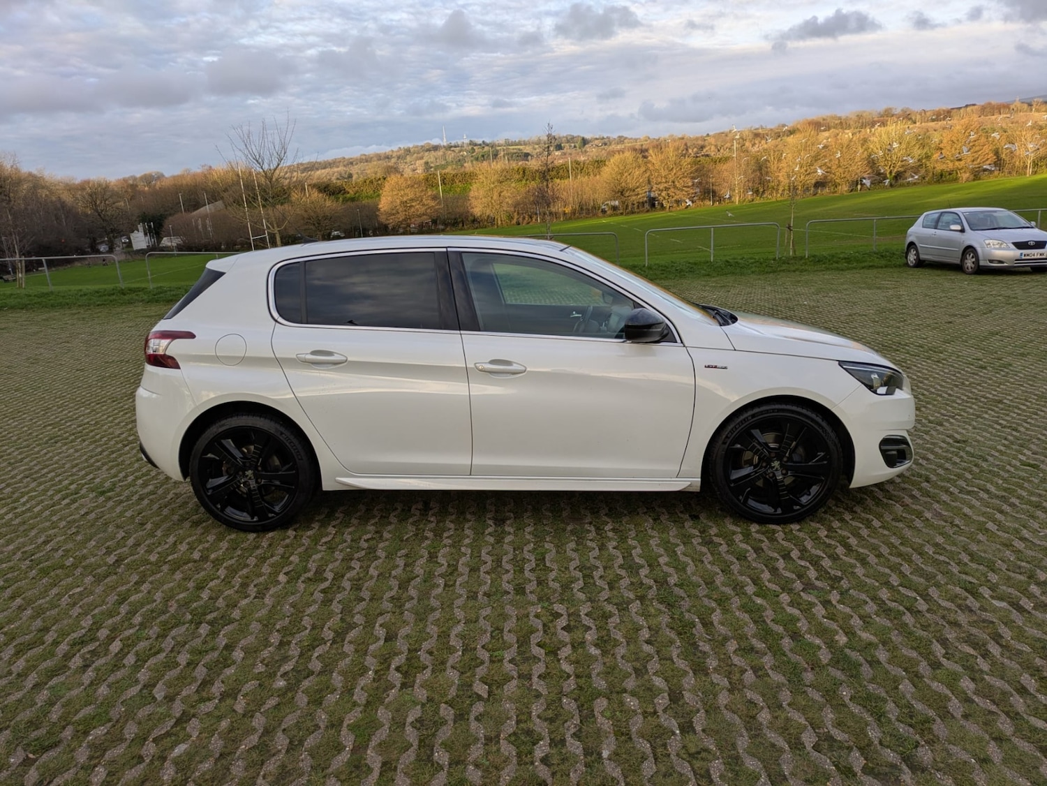 Used Peugeot 308 2017 for sale - 77019140: Photo 2