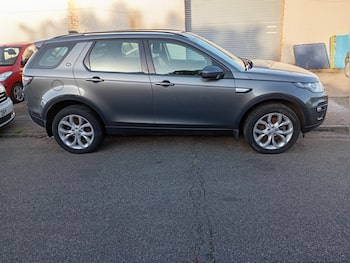 Used Land Rover Discovery Sport 2018 for sale - 79740297: Photo