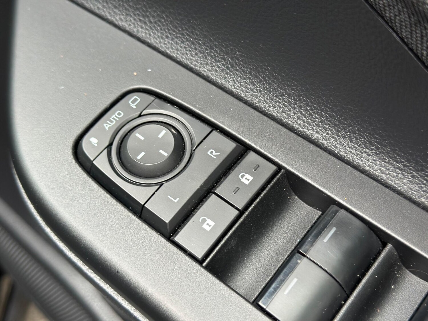 Used Toyota C-HR 2024 for sale - 77330647: Photo 36