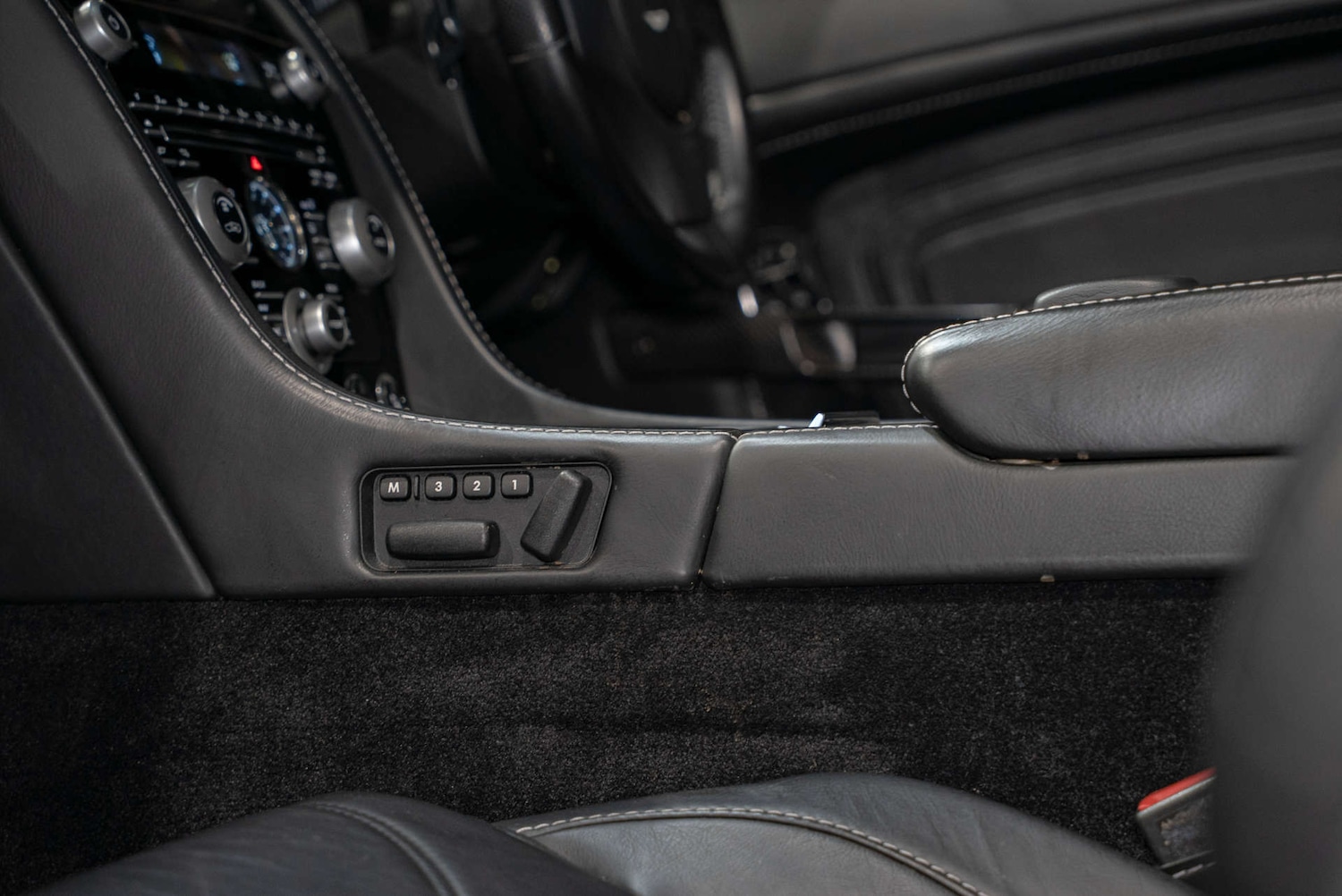 Used Aston Martin DBS 2010 for sale - 77350575: Photo 25