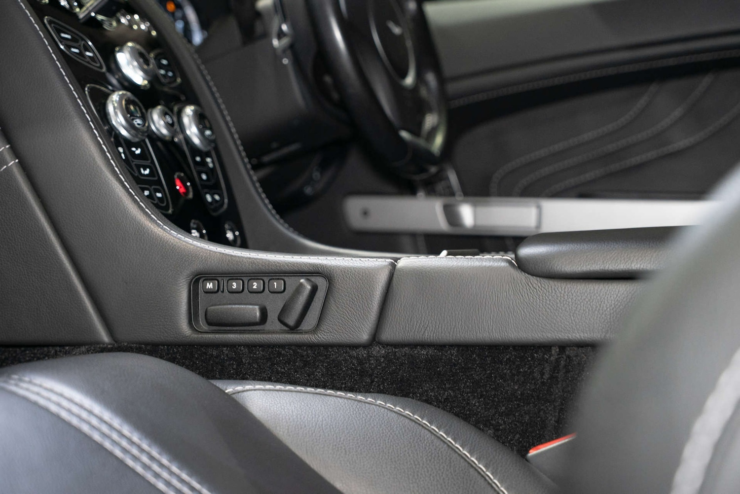 Used Aston Martin Vantage 2016 for sale - 77249080: Photo 17