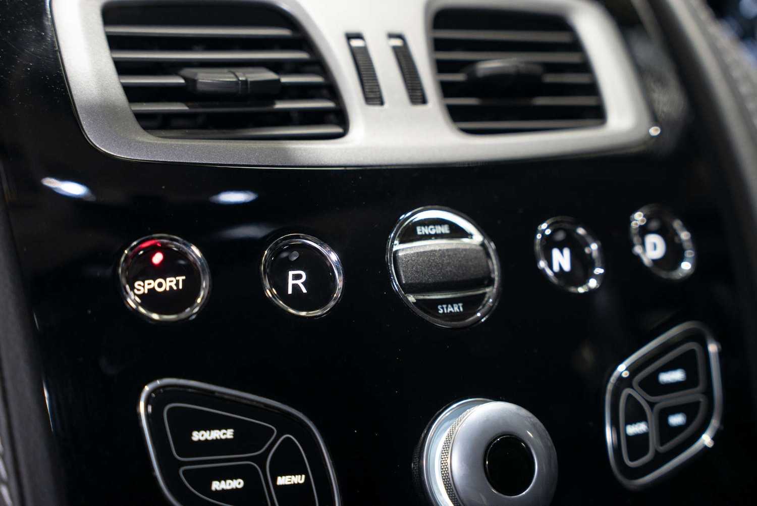 Used Aston Martin Vantage 2016 for sale - 77249080: Photo 18