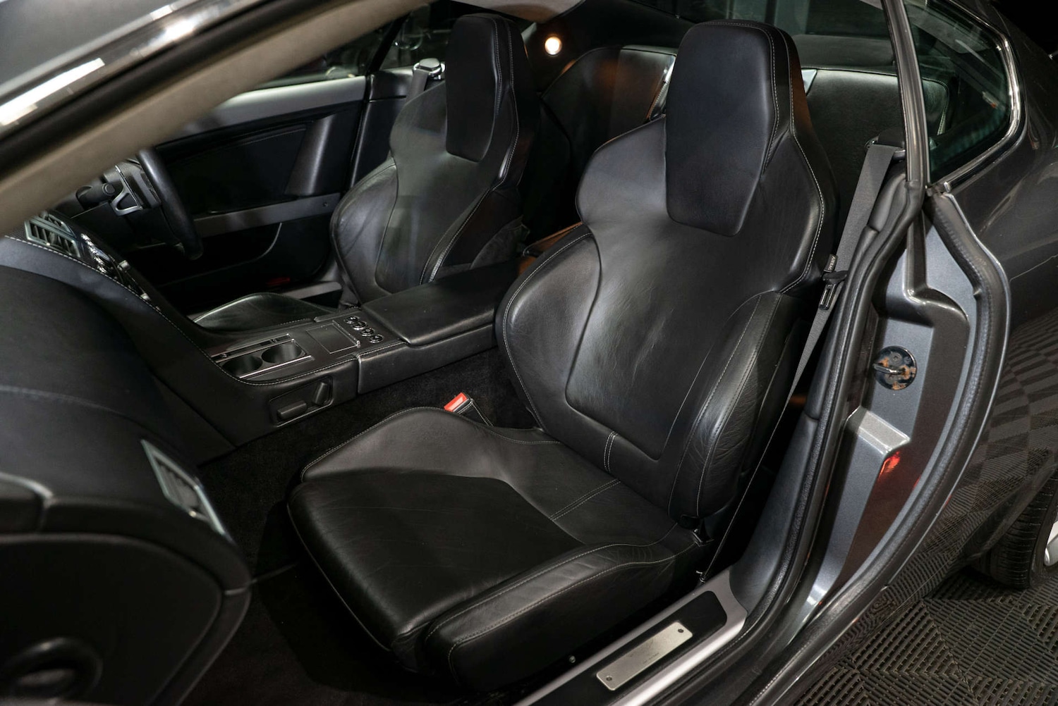 Used Aston Martin DB9 2005 for sale - 77704048: Photo 4