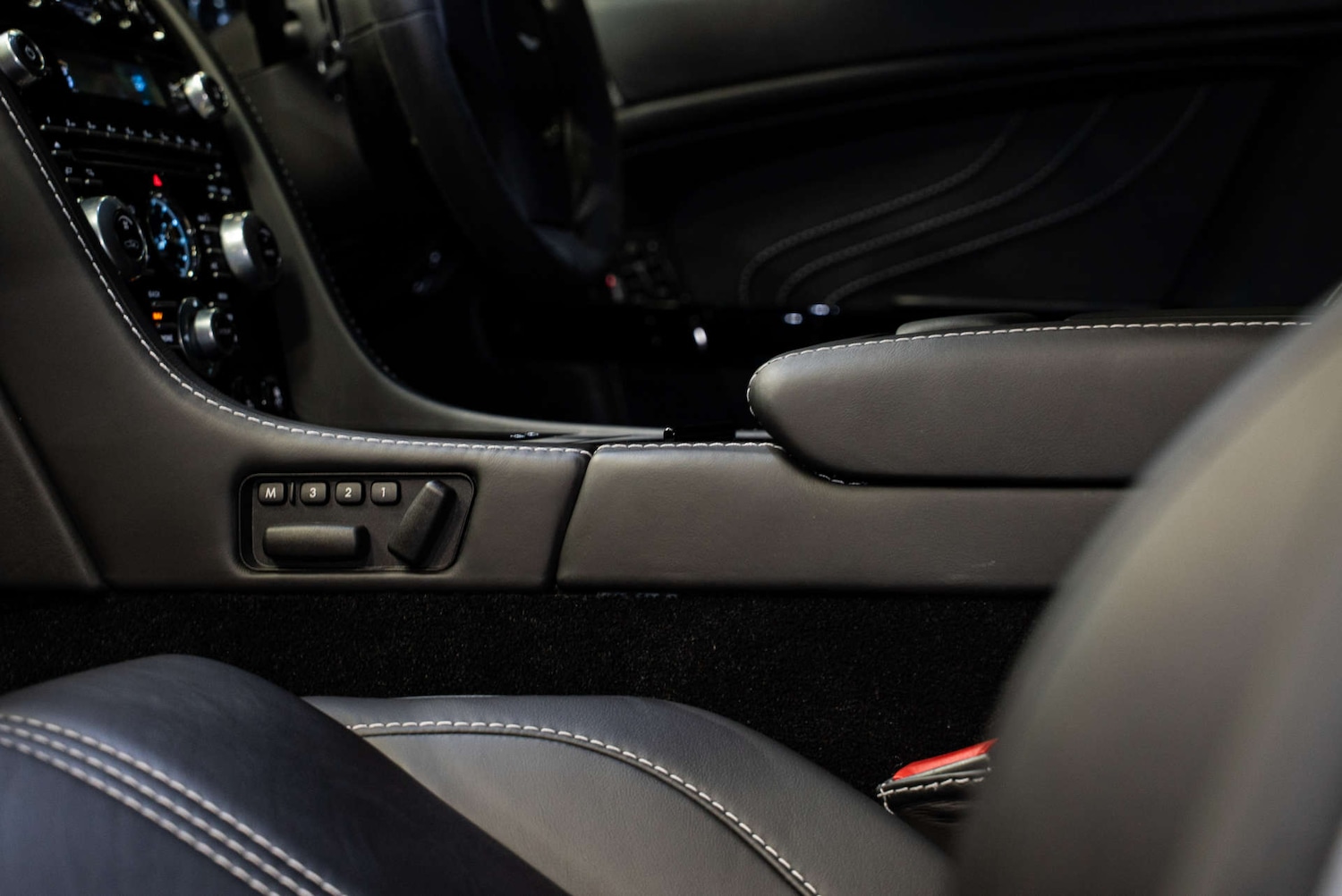 Used Aston Martin Vantage 2012 for sale - 77803620: Photo 17