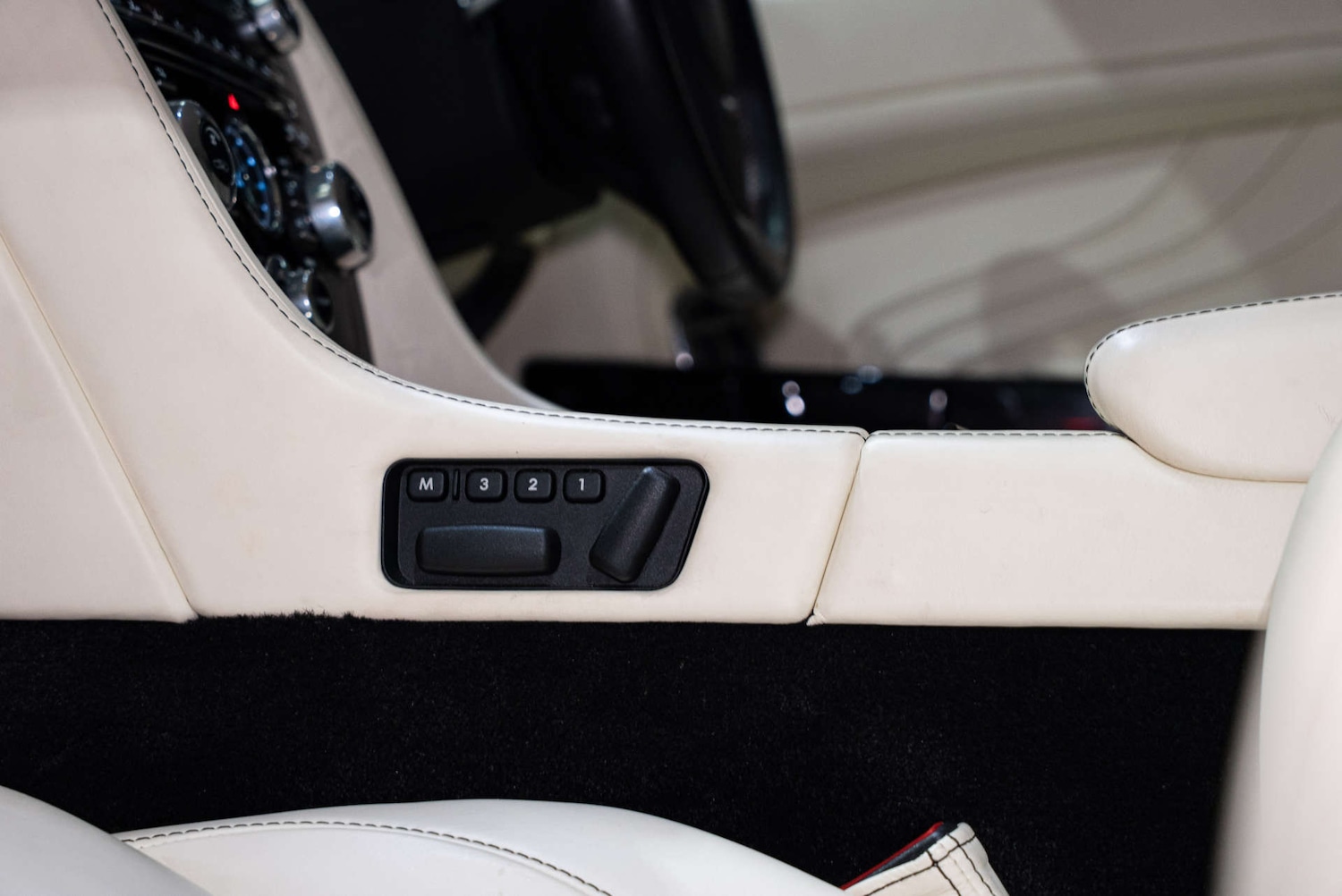 Used Aston Martin Vantage 2012 for sale - 77249076: Photo 26