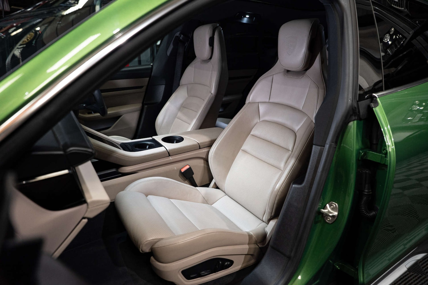 Used Porsche Taycan 2022 for sale - 77775457: Photo 4