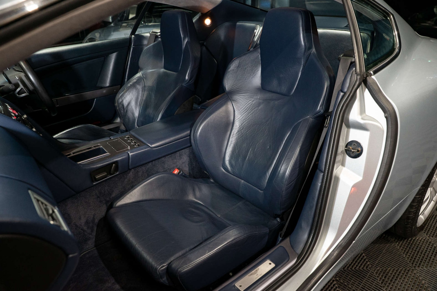 Used Aston Martin DB9 2004 for sale - 77249060: Photo 3