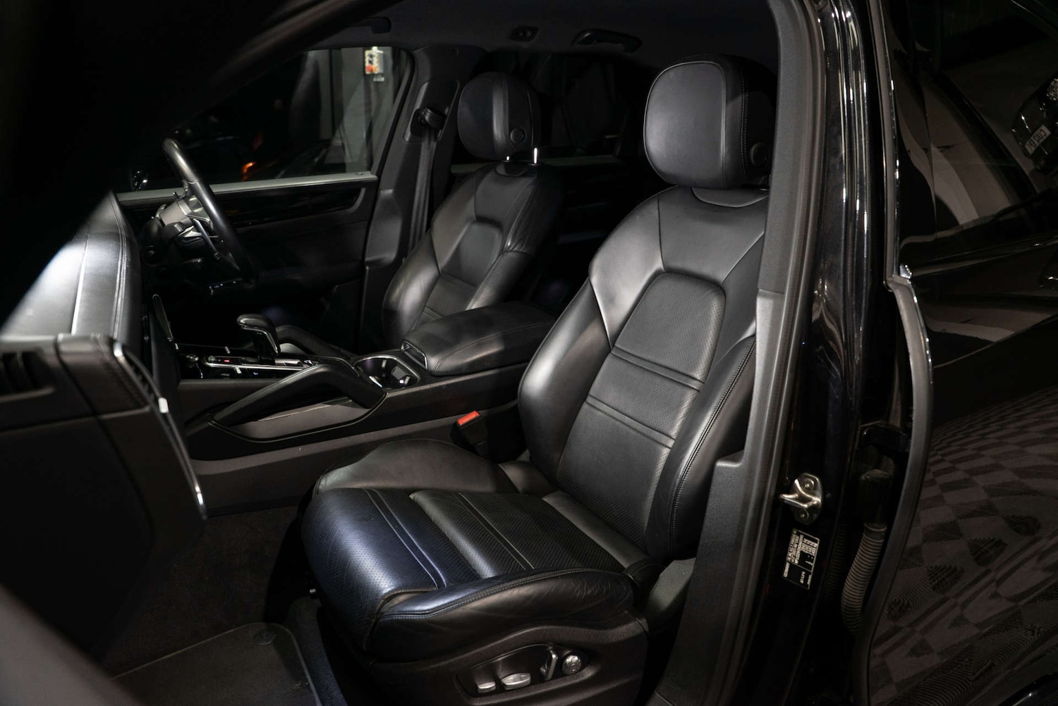 Used Porsche Cayenne 2018 for sale - 77850686: Photo 3