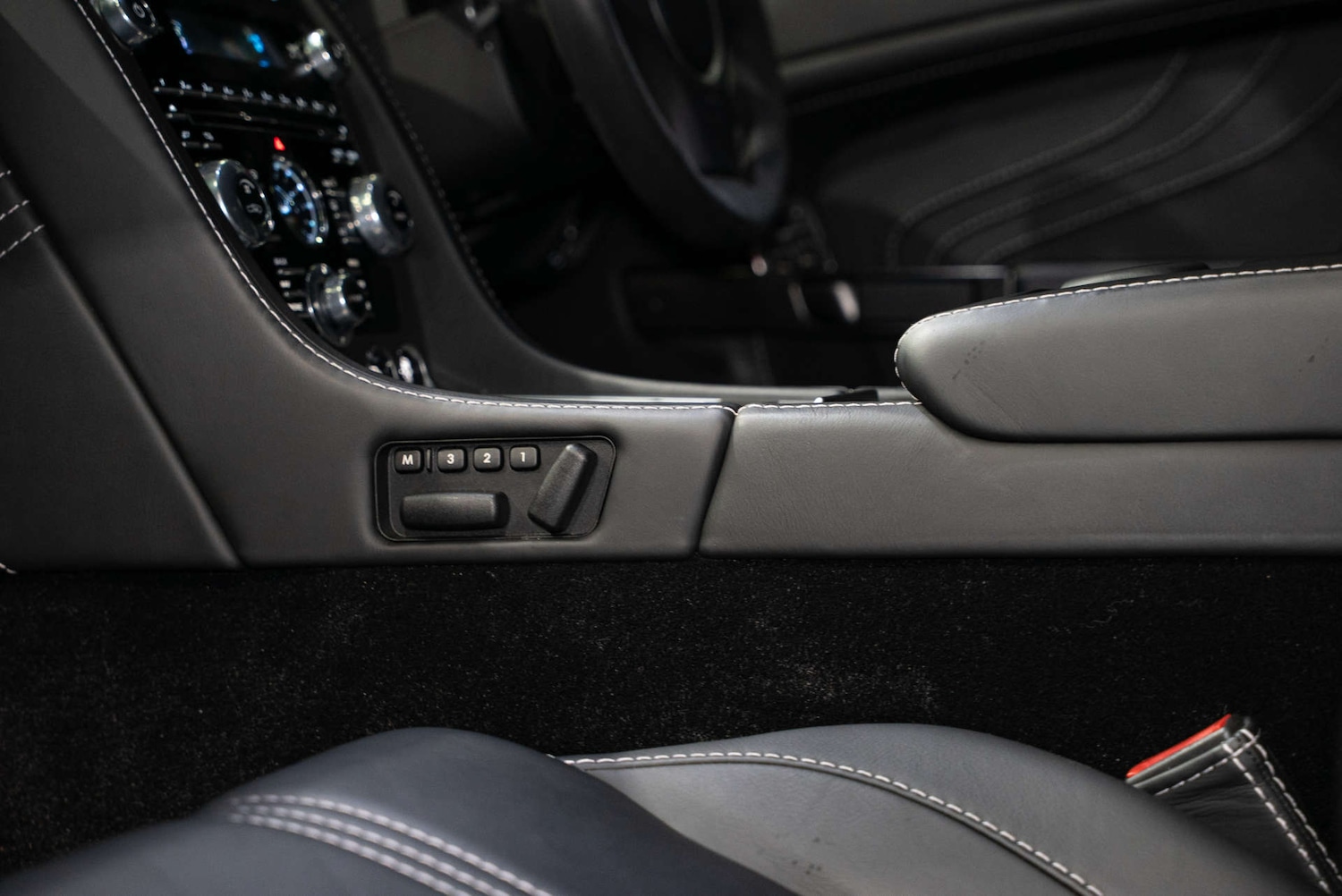 Used Aston Martin Vantage 2014 for sale - 77288531: Photo 14