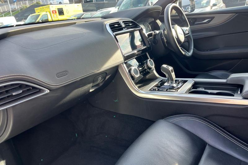 Used Jaguar XE 2019 for sale - 76744293: Photo 18