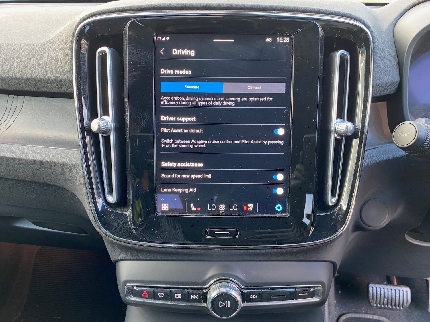 Used Volvo XC40 2024 for sale - 76352267: Photo 15