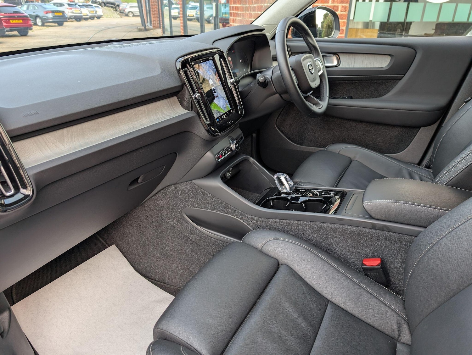 Used Volvo XC40 2025 for sale - 76644741: Photo 2