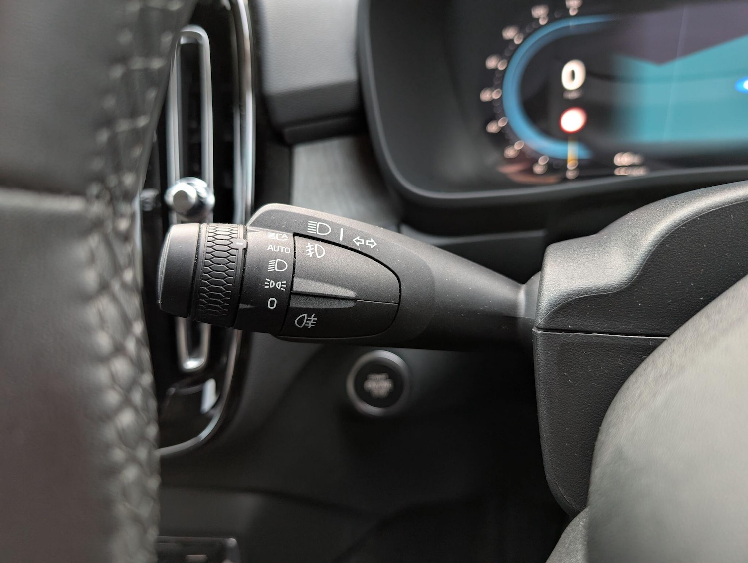 Used Volvo XC40 2025 for sale - 76644741: Photo 41