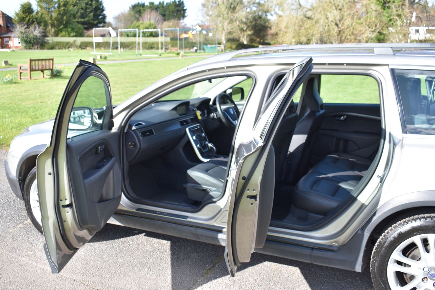 Used Volvo XC70 2015 for sale - 77903122: Photo 24