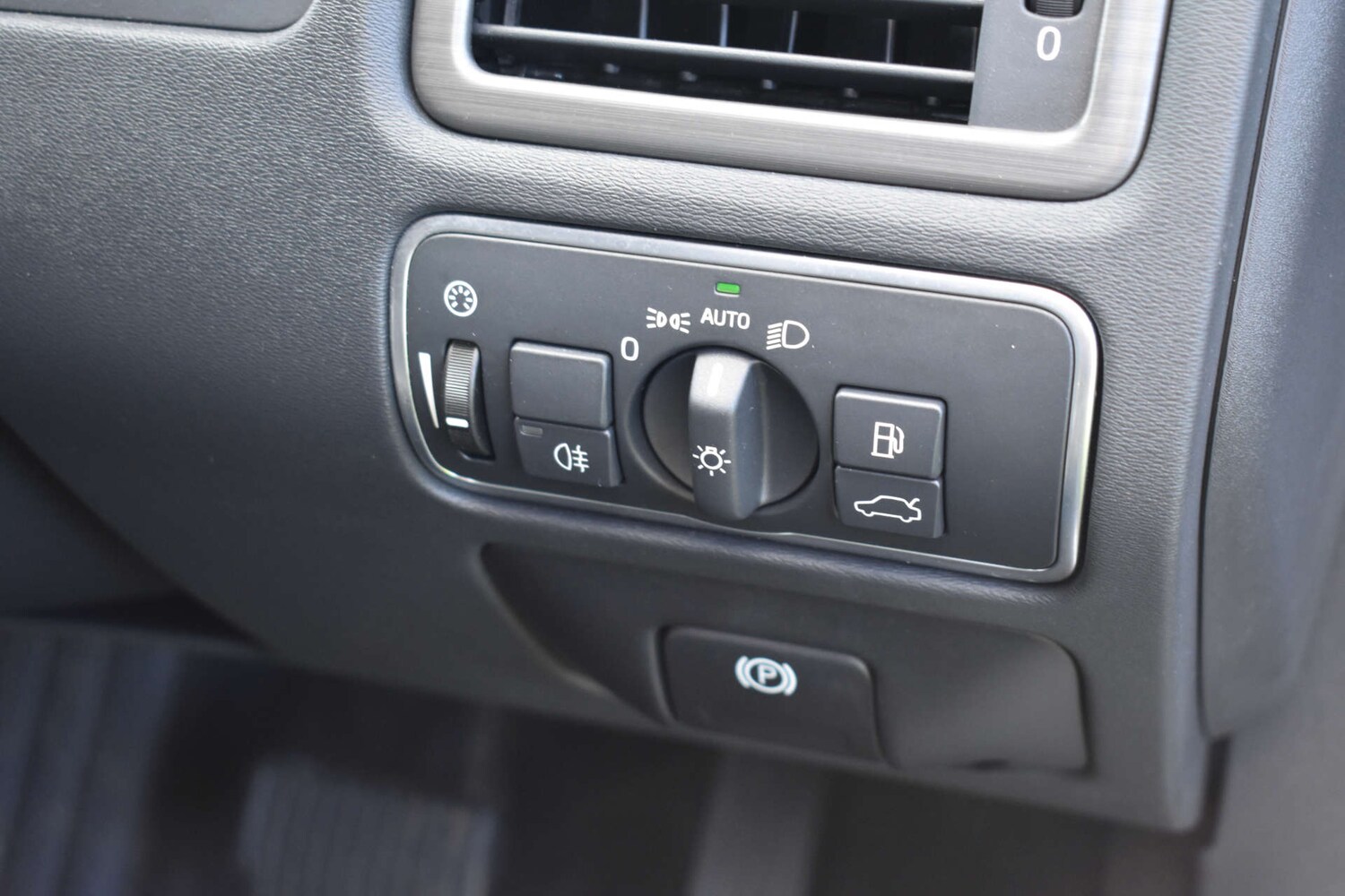 Used Volvo XC70 2015 for sale - 77903122: Photo 27