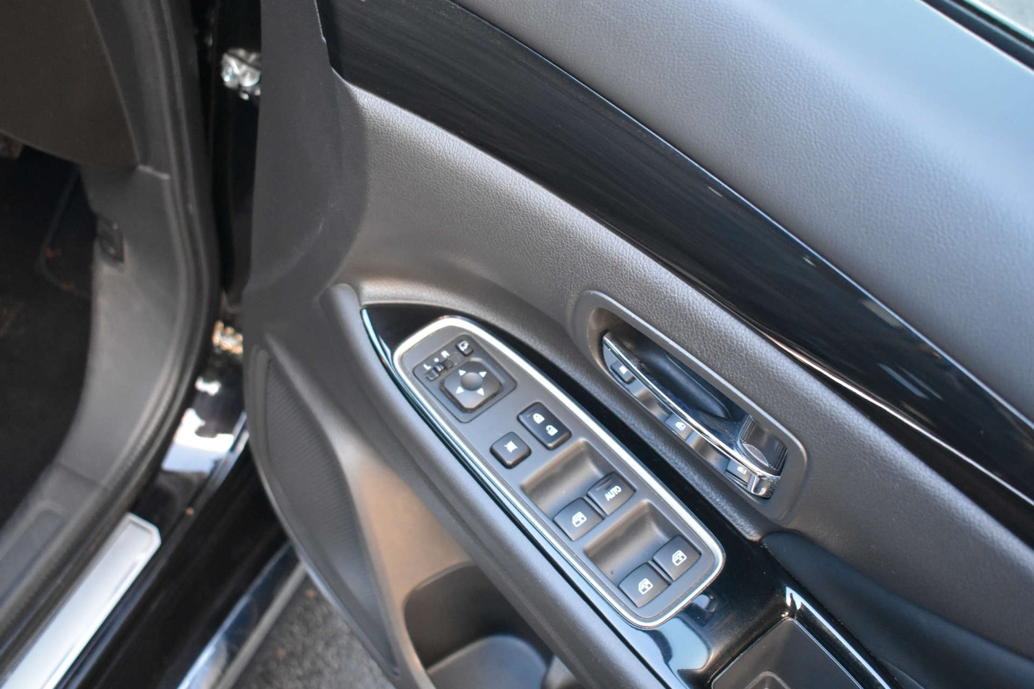 Used Mitsubishi Outlander 2017 for sale - 77037060: Photo 28