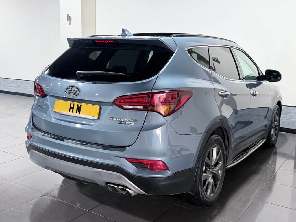 Used Hyundai Santa Fe 2017 for sale - 76962186: Photo 2