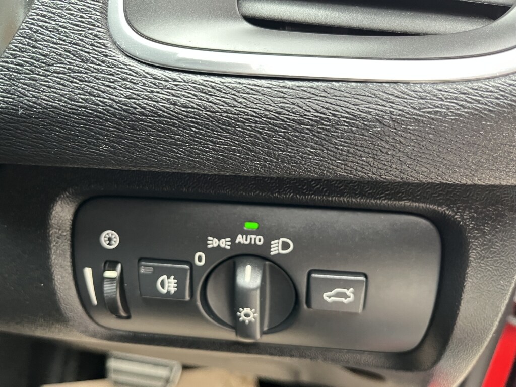 Used Volvo V40 Cross Country 2015 for sale - 78105489: Photo 28