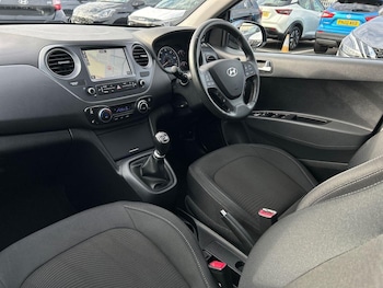 Used Hyundai i10 2017 for sale - 76171216: Photo 2