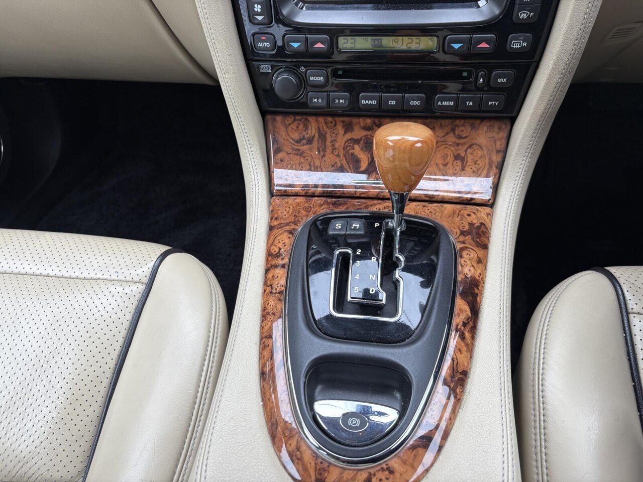 Used Jaguar XJ for sale - 76105364: Photo 19