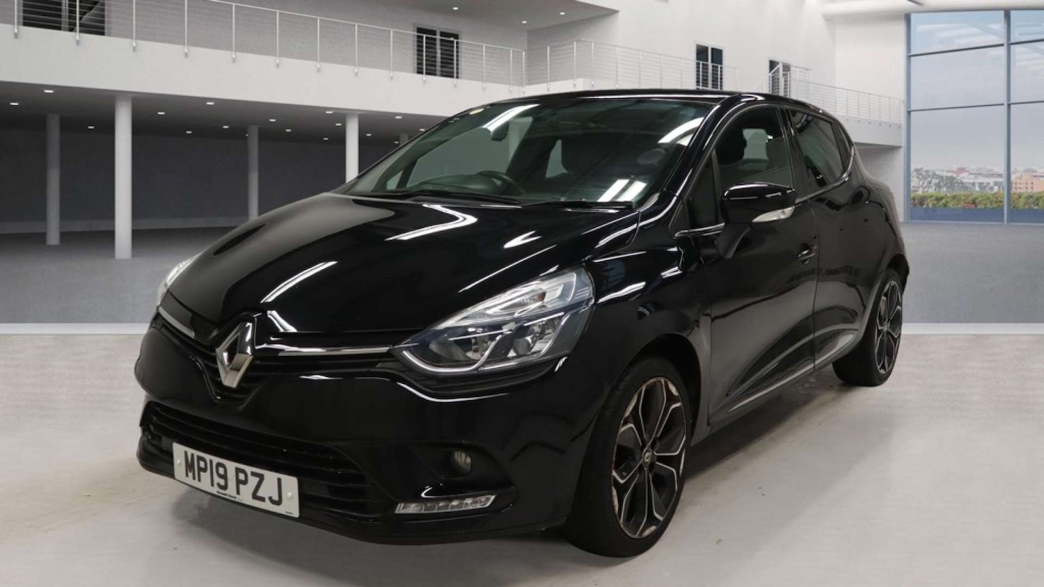 Used Renault Clio 2019 for sale - 76400353: Photo 2