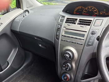 Used Toyota Yaris 2011 for sale - 79057024: Photo