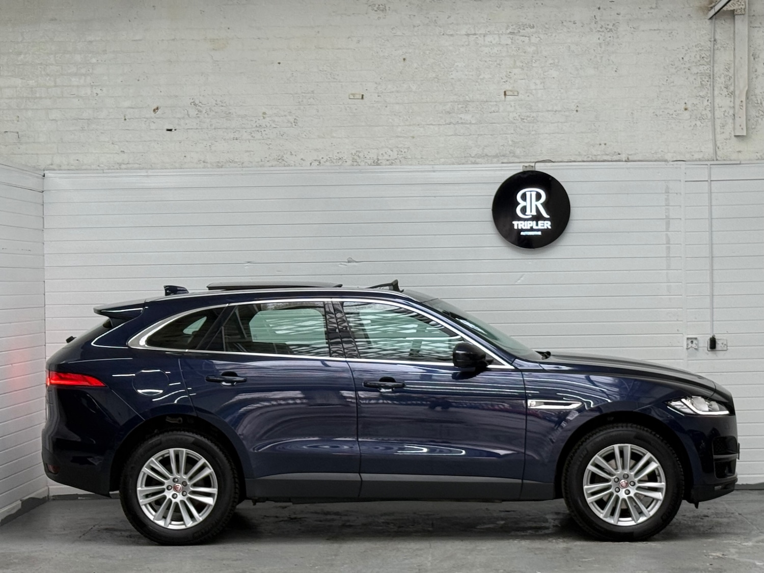 Used Jaguar F-Pace 2016 for sale - 77689630: Photo 4