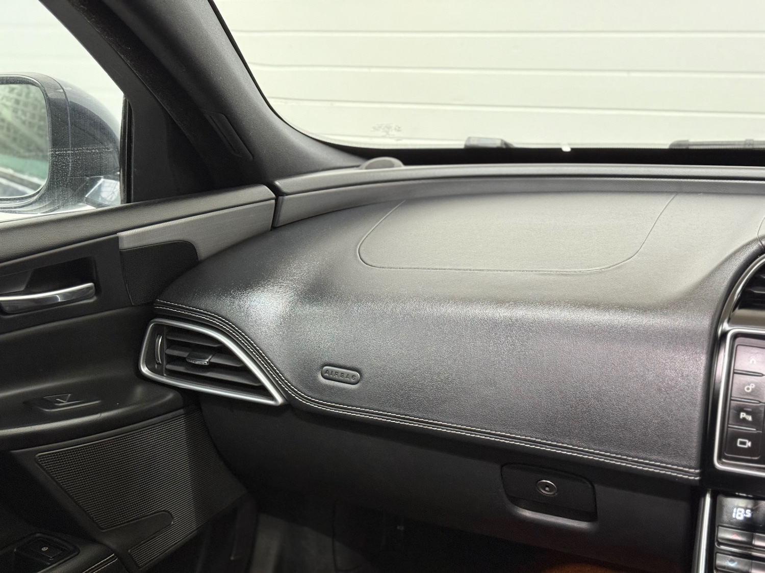 Used Jaguar XE 2015 for sale - 78111623: Photo 26