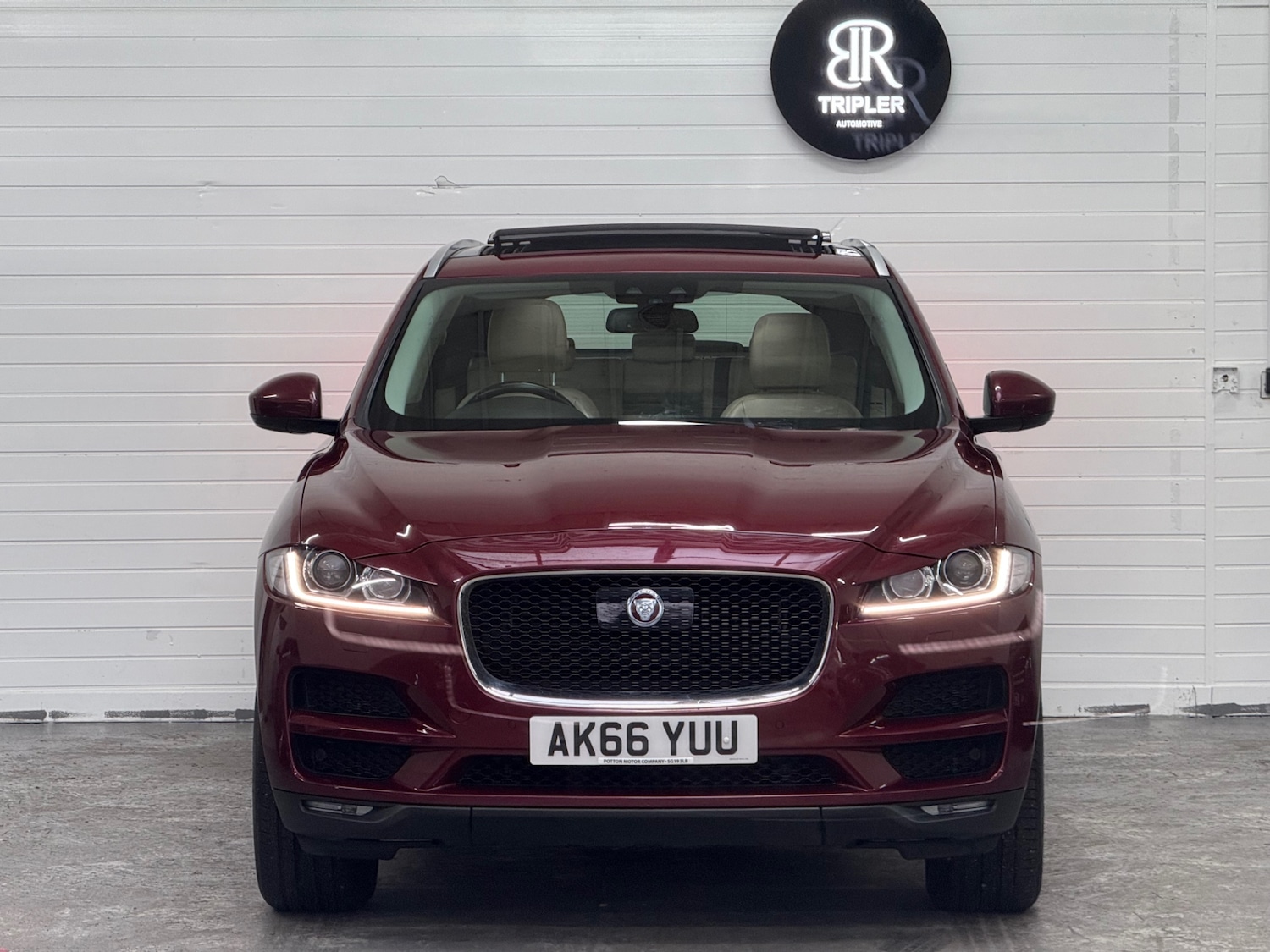 Used Jaguar F-Pace 2017 for sale - 77434716: Photo 2